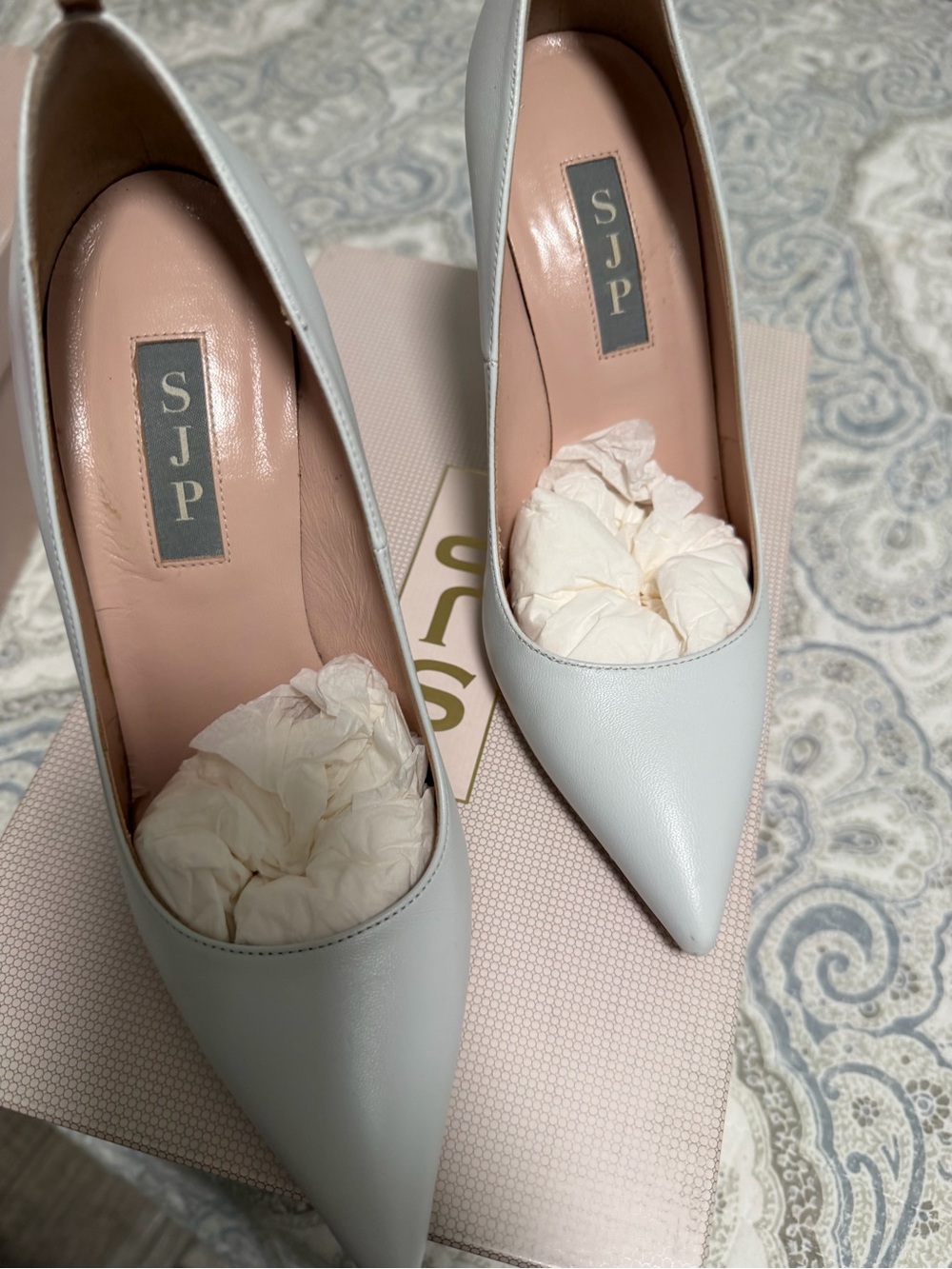 Women's White Pointed-Toe Leather Pumps